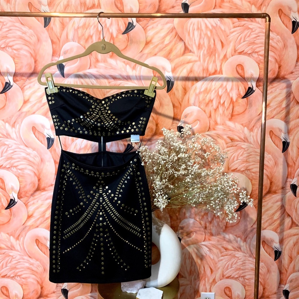 Black stunned strapless dress